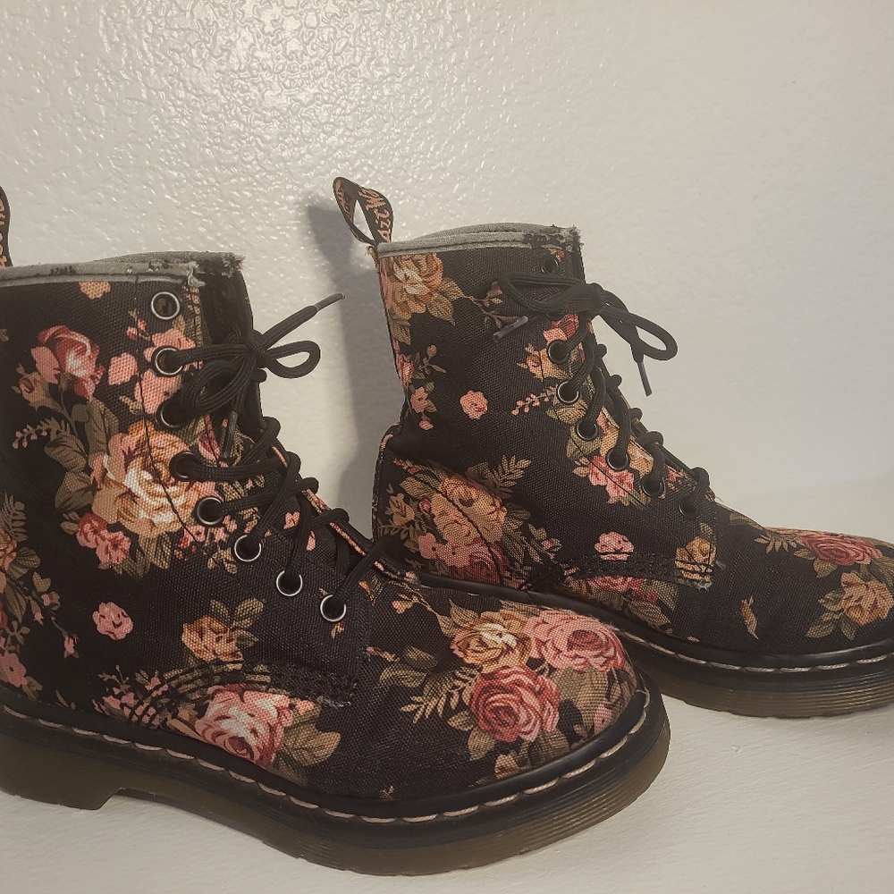 Dr. Martens 11821 Victorian Rose Flora Canvas Lace Up Boots Women’s Size 5